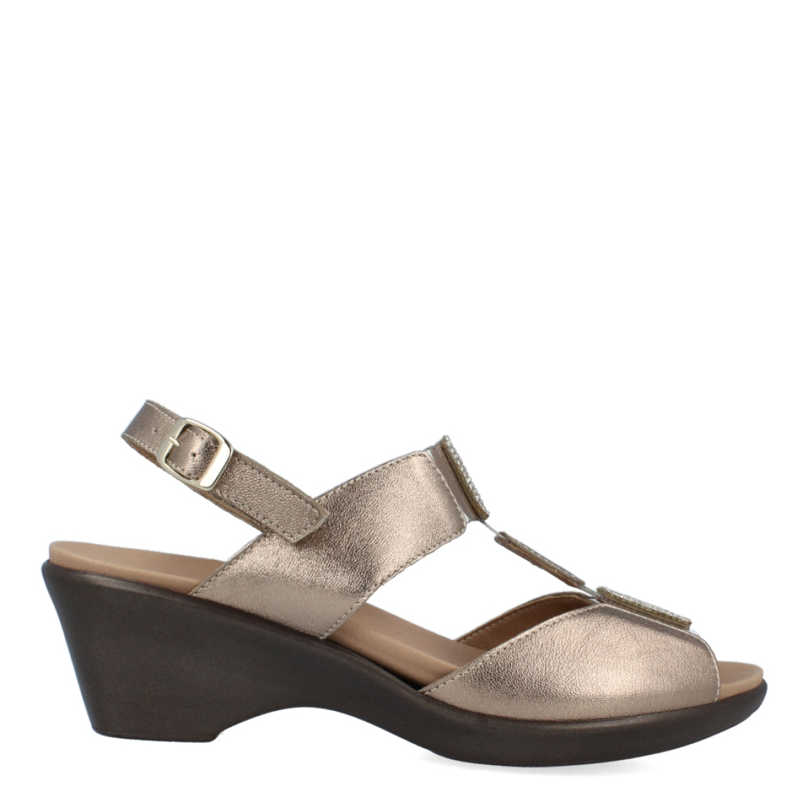 Sandalias de la marca PieSanto, modelo NIKITA. Exterior de las sandalias en piel color bronce con detalle de brillantes en la pala. Interior de las sandalias en piel color marrón. Cierre de las sandalias PieSanto con hebilla en el tobillo y cuña de 4cm de altura. Estas sandalias PieSanto NIKITA son un complemento ligero y perfecto para esta temporada. No te puede faltar en el armario.