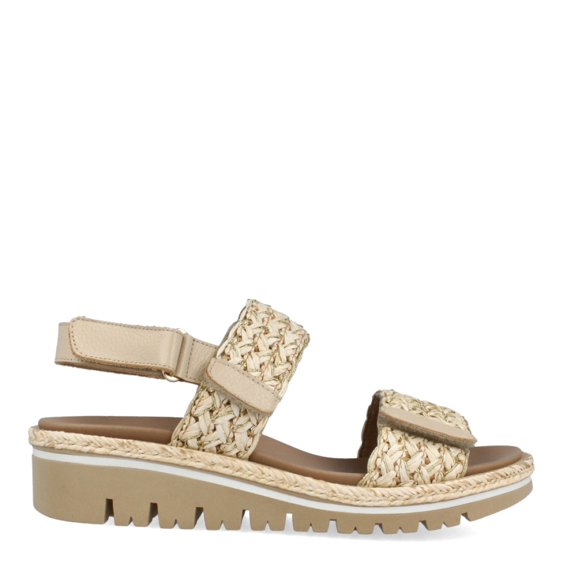 Sandalias de la marca PieSanto, modelo MILA. Exterior de las sandalias en rafia trenzada color beig. Interior de las sandalias en piel color beig con plantilla acolchada y extraíble. Cierre de las sandalias PieSanto con triple hebilla con velcro, en empeine, pala y talón. Sandalias con cuña de 3cm de altura. Estas sandalias PieSanto MILA son el complemento perfecto para esta temporada, podrás crear diferentes outfits con la máxima comodidad posible.
