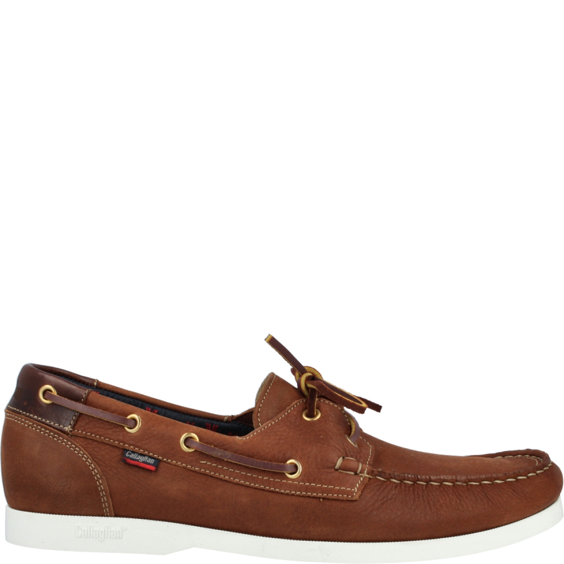 Náuticos de la marca Callaghan, modelo Yate. Exterior en ecopiel de color cuero. Interior en ante de color cuero. Cierre con cordones ajustables. Plantilla extraíble. Suela de caucho antideslizante. Se adapta perfectamente al pie.