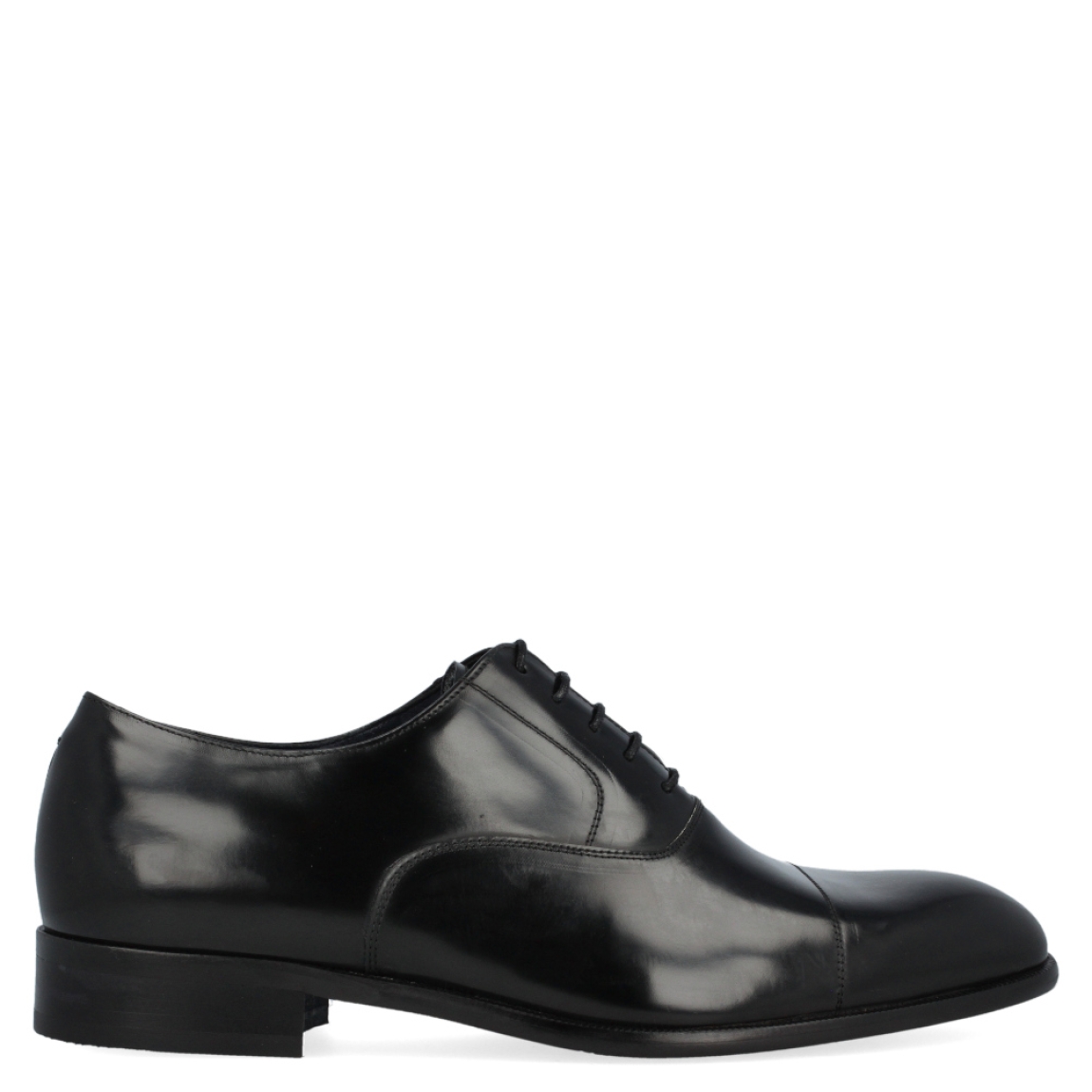 Blucher de la marca Keep Honest, modelo 0403. Exterior del blucher de piel de color negro. Interior del blucher de piel de color negro. Cierre del blucher con cordones. Blucher con tacón de 2,5 cm, incluyendo 1 cm de plataforma. Blucher con plantilla muy acolchada. El blucher de Keep Honest, modelo 0403, es un calzado ligero y muy cómodo.