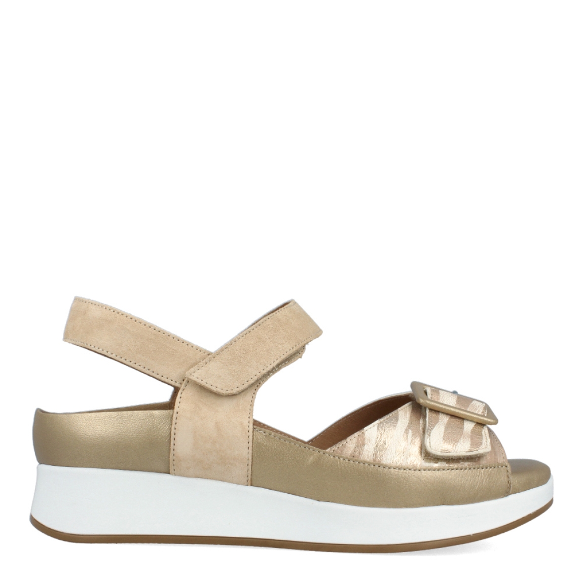 Sandalias de la marca PieSanto, modleo JULI. Exterior de las sandalias en piel color beig con estampado de cebra. Interior de las sandalias en piel color marrón y dorado. Cierre de las sandalias PieSanto con velcro con detalle de hebilla en la pala y cuña de 4cm de altura. Estas sandalias PieSanto JULI son unas clásicas para esta temporada, crearás looks llamativos y disfrutarás de la máxima comodidad en tu día a día.