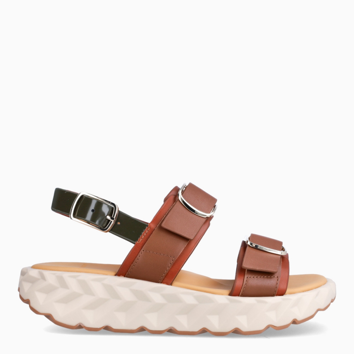 Sandalias de la marca 4CCCCEES, modelo JABARA SANDY. Sandalias elaboradas en piel de alta calidad color marrón con detalle de tiras en pala y tobillo, esta de color negro. Funcional y refinado a la vez, SANDY busca elevar el estilo diario. Cierre de sandalias 4CCCCEES con tres correas ajustables, cada una con hebilla metálica, ofrece un ajuste personalizado para cada usuario. Suela de goma. Estas sandalias 4CCCCEES JARABA SANDY Y sus sofisticados herrajes transforman el zapato, dándole un toque chic y elegante. Complemento ideal para tus looks!