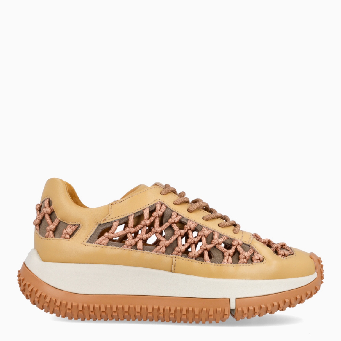 Deportivas de la marca 4CCCCEES, modelo KAPOK LINK. Deportivas elaboradas en piel trenzada estilo cuerda color beige. Con una construcción intrincadamente diseñada para permitir el máximo movimiento, LINK se adapta al ritmo texturizado de las puntas de la suela KAPOK. Cierre de deportivas 4CCCCEES con cordones color camel. Sueña con plataforma alta. Estas 4CCCCEES KAPOK LINK cuenta con un diseño ligero y abierto lo convierte en la opción ideal para el verano.