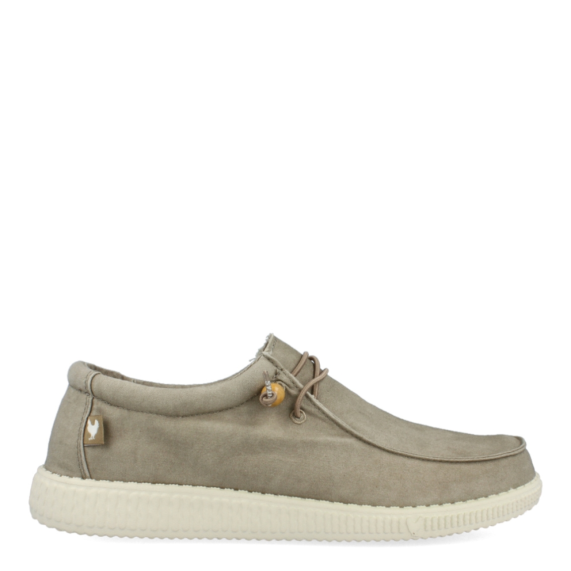 Náuticos de la marca Pitas, modelo WALLABY. Exterior de los náuticos en tela color beig. Interior de los náuticos en tela color beig con plantilla acolchada y extraíble. Cierre de los náuticos Pitas con cordones elásticos y suela plana. Estos náuticos Pitas WALLABY son el complemento clásico que necesitas para tus looks de temporada. No te pueden faltar en el armario.