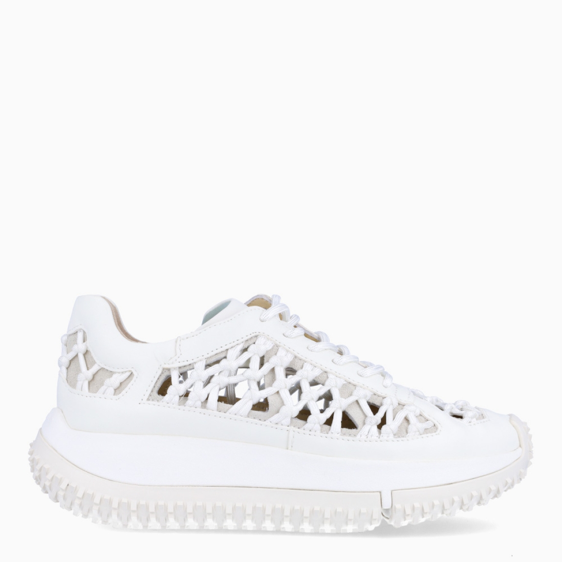 Deportivas de la marca 4CCCCEES, modelo KAPOK LINK. Deportivas elaboradas en piel trenzada estilo cuerda color blanco. Con una construcción intrincadamente diseñada para permitir el máximo movimiento, LINK se adapta al ritmo texturizado de las puntas de la suela KAPOK. Cierre de deportivas 4CCCCEES con cordones color camel. Sueña con plataforma alta. Estas 4CCCCEES KAPOK LINK cuenta con un diseño ligero y abierto lo convierte en la opción ideal para el verano.