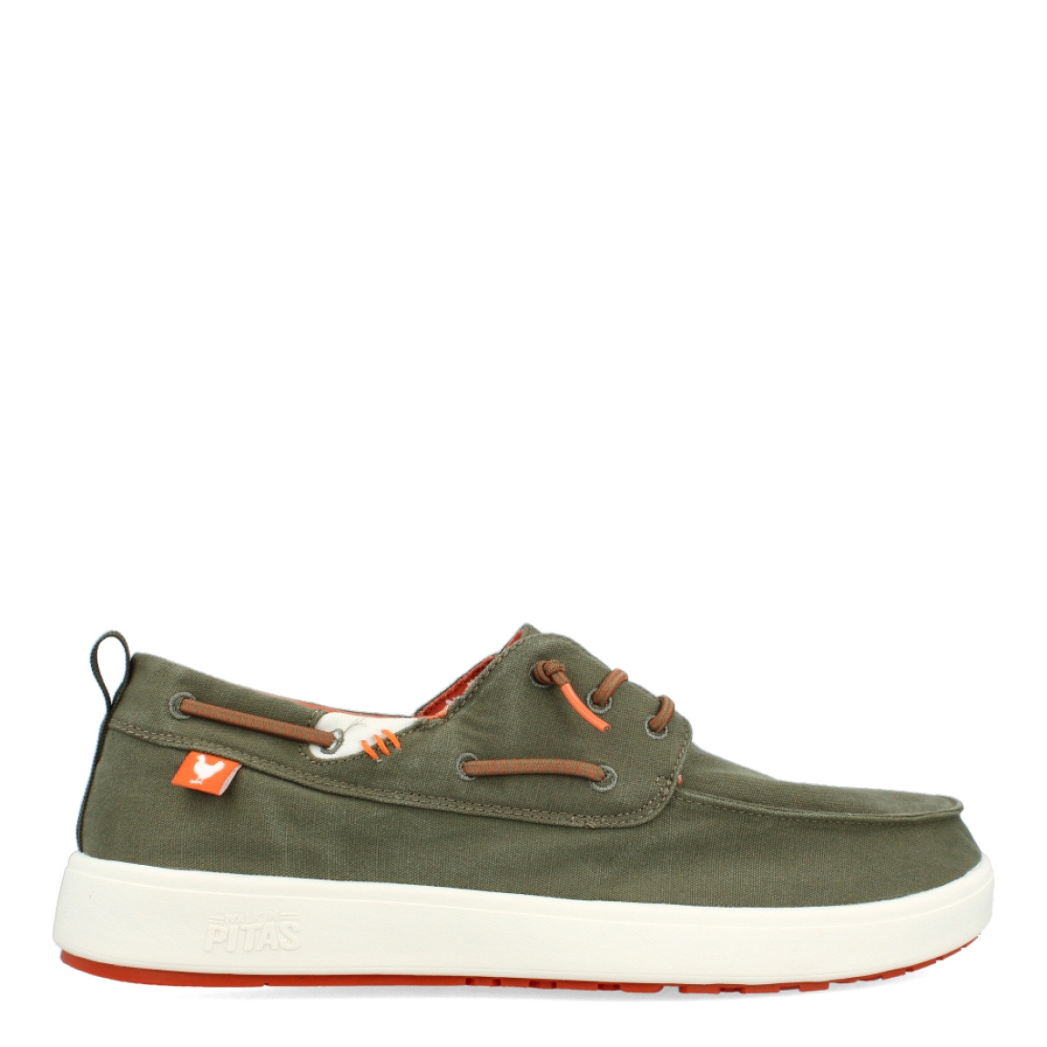 Deportivas de la marca Pitas, modelo MAUI. Exterior de las deportivas en tela color verde. Interior de las deportivas en tela color naranja con plantilla extraíble. Cierre de las deportivas Pitas con cordones elásticos y suela plana. Estas deportivas Pitas MAUI son el complemento clásico que necesitas esta temporada.