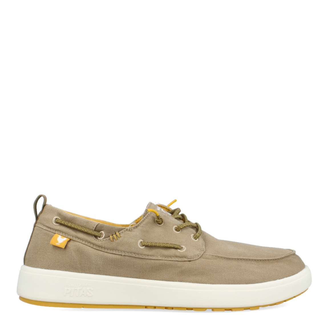 Deportivas de la marca Pitas, modelo MAUI. Exterior de las deportivas en tela color beig. Interior de las deportivas en tela color amarillo con plantilla extraíble. Cierre de las deportivas Pitas con cordones elásticos y suela plana. Estas deportivas Pitas MAUI son el complemento clásico que necesitas esta temporada. No pueden faltar en tu armario.