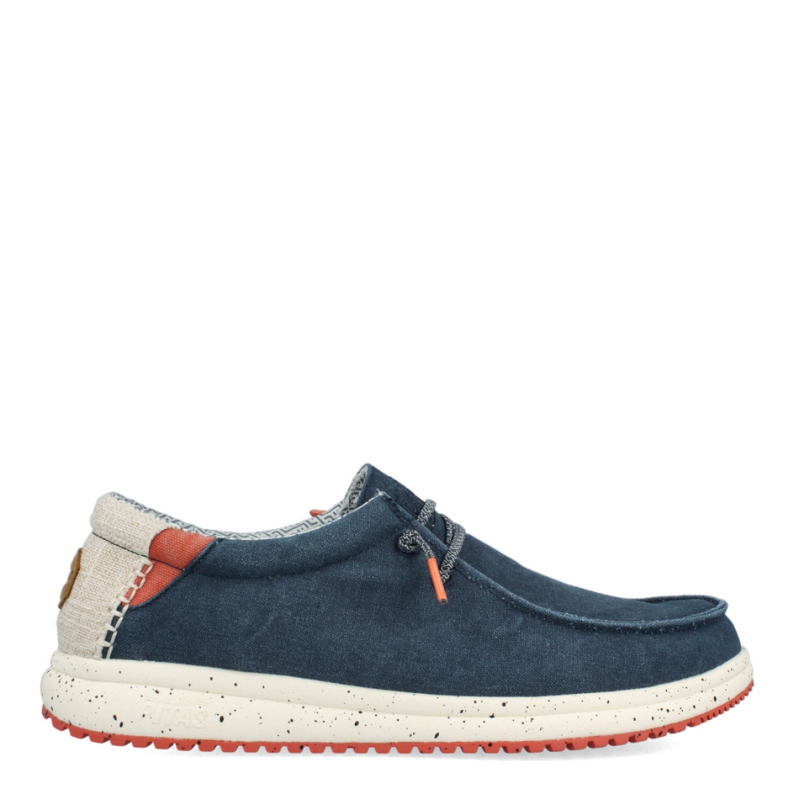 Náuticos clásicos de la marca Pitas, modelo NIAS. Exterior de las náuticas en textil color azul. Interior de los náuticos en textil color blanco con estampado con plantilla acolchada y extraíble.. Cierre de los náuticos con cordones elásticos. Suela de los náuticos plana y de goma. Estos náuticos Pitas NIAS son un complemento clásico para tus looks de temporada.