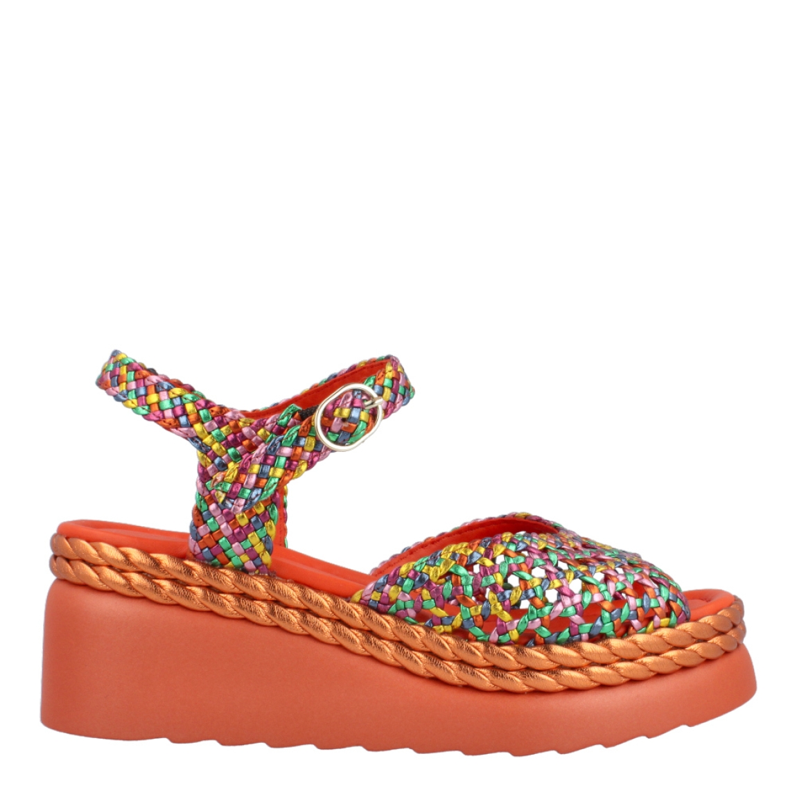 Sandalias de la marca Pons Quintana, modelo ORNGE. Exterior de las sandalias en piel estilo trenzado multicolor. Interior de las sandalias en piel color naranja. Cierre de las sandalias con hebilla en el tobillo. Sandalias con cuña de 5cm de altura. Estas sandalias Pons Quintana, modelo ORNGE, es un tendencia para esta temporada, tiene un estilo que te resaltará de los demás!