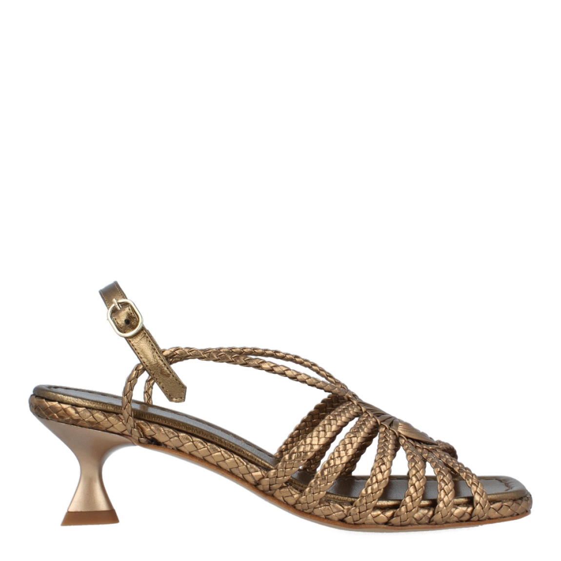 Sandalias trenzadas de la marca Pons Quintana, modelo PARACAS. Exterior de las sandalias en piel con estilo trenzado de color bronce. Interior de las sandalias en piel color bronce. Cierre de las sandalias Pons Quintana con hebilla. Sandalias con tacón de 3cm de altura. Estas sandalias Pons Quintana, modelo Paracas son una tendencia para esta temporada, te ayudará a crear outfits con estilos únicos!