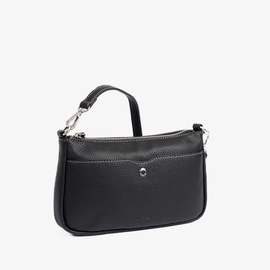 Bolso de la marca Matias Salva, modelo MAYE. Bolso elaborado en polipiel de alta calidad color negro, con un acabado fiel a la piel natural. Tamaño pequeño, ideal para llevar tus imprescindibles. Bandolera ajustable en altura. Interior forrado en textil suave al tacto. Bolsillos estratégicamente ubicados para llevarlo todo organizado. Bolso Matias Salva MAYE, ideal para tu dia a día! Medidas: 23x13.5x03 cm.
