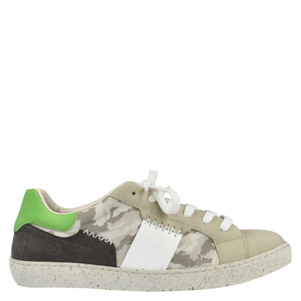 Deportivas de la marca Ecofun, modelo Tramuntana. Exterior en materiales bioveg, de descarte textil reciclado y de origen vegetal escosistenibles, de color beig y verde, con estampado de camuflaje. Interior en ecopiel de color blanco. Cierre con cordones de algodón reciclado. Suela de goma reciclada. Calzado 100% ecosostenible.