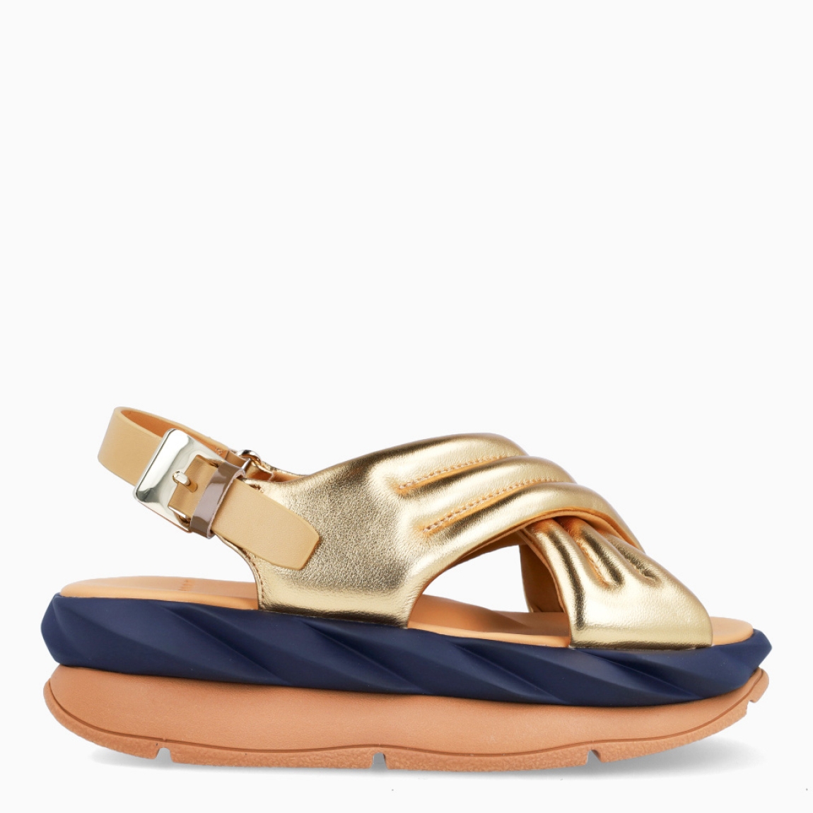 Sandalias de la marca 4CCCCEES, modelo MELLOW MANA. Sandalias elaboradas en piel acolchada color oro, con dos tiras cruzadas en pala. Sandalias con sutiles detalles, MANA ofrece una comodidad superior. Las tiras acolchadas, decoradas con costuras visibles, realzan la forma acolchada de este diseño, a la vez que se mantienen fieles a la creatividad y el dinamismo de la marca. Cierre con hebilla en tobillo. Suela de goma con efecto ondas. Sandalias 4CCCCEES MELLOW MANA, ideales para ti!