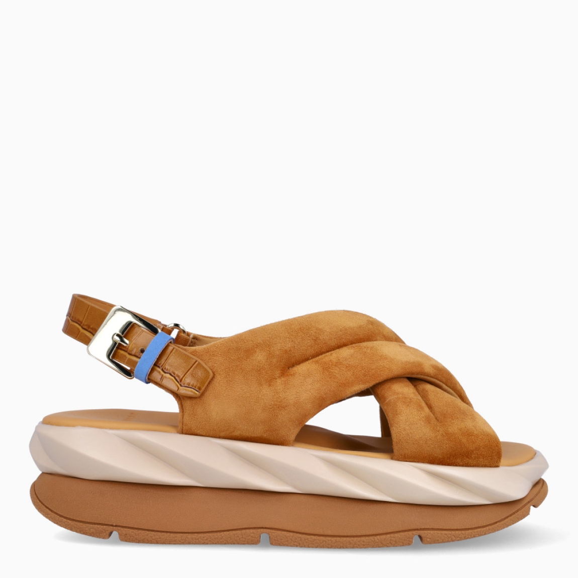 Sandalias de la marca 4CCCCEES, modelo MELLOW. Exterior de las sandalias en ante color camel y pala cruzada. Interior de las sandalias en piel color beig. Cierre con hebilla en el tobillo. Sandalias 4CCCCEES con plataforma de 4cm de altura con diseño ondulado color camel y beig. Estas sandalias 4CCCCEES MELLOW tiene el diseño perfecto entre originalidad y ligereza que te acompañará en tu día a día en esta temporada.