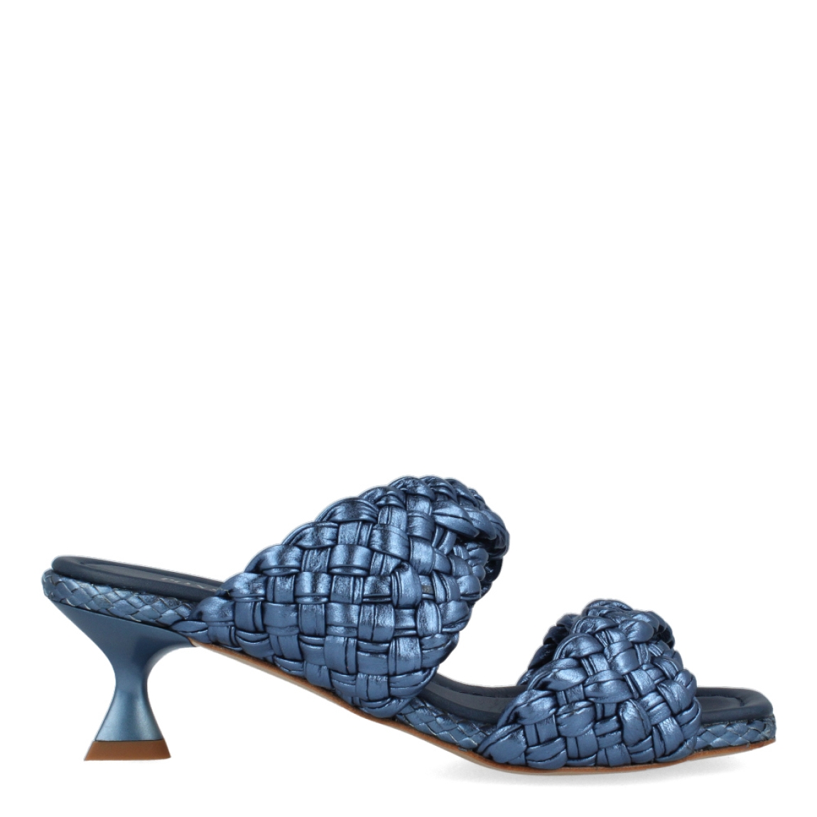 Sandalias de la marca Pons Quintana, modelo FIJI. Exterior de las sandalias en piel trenzada color azul metálico con punta cuadrada. Interior de las sandalias en piel color azul marino. Sandalias Pons Quintana con tacón forrado en piel a tono de 3cm de altura. Estas sandalias Pons Quintana FIJI son un complemento ideal para tus outfits de temporada. Te ayudarán a estilizar tus looks y hacerlos más llamativos. No te puede faltar en tu armario.