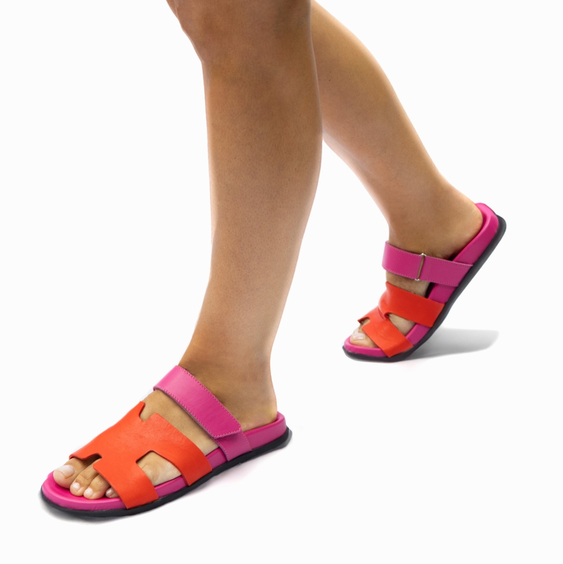 Sandalias de la marca Itse, modelo LENA. Elaboradas en piel color rosa, con detalle en naranja. Cierre de las sandalias en velcro y suela de goma. Estas sandalias Itse LENA son el complemento idel para lucir tus looks de temporada. Te ofrecerá la máxima comodidad a donde vayas!