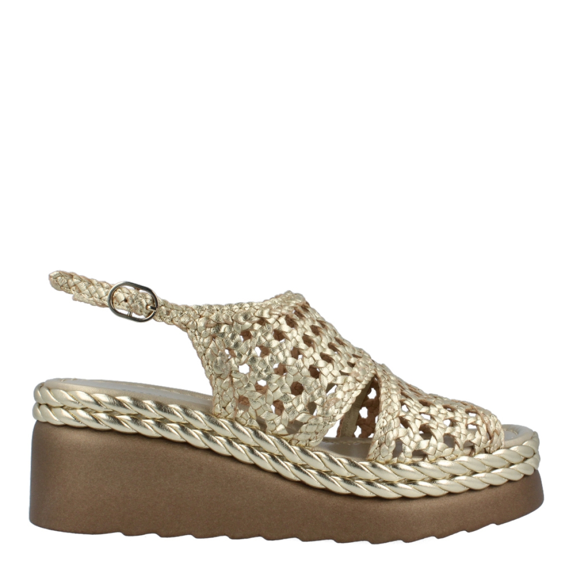 Sandalias de la marca Pons Quintana, modelo TRENZAD. Exterior de las sandalias en piel trenzada color platino. Interior de las sandalias en piel color platino. Cierre de las sandalias Pons Quintana con hebilla en el tobillo. Sandalias ocn cuña de 5cm de altura. Estas sandalias Pons Quintana, modelo TRENZAD, son perfectas para esta temporada, son cómodas y marcarán un estilo único en tus looks!