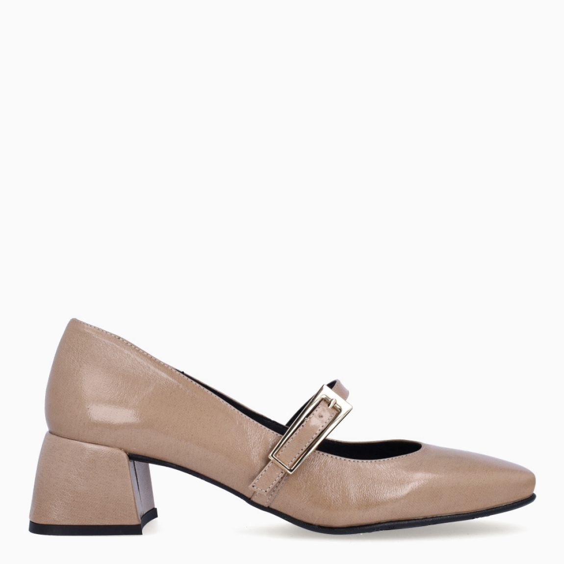 Merceditas de la marca Itse, modelo NATY. Exterior en charol color taupe con punta cuadrada. Interior en piel negro. Cierre con hebilla en pala. Suela con tacón de 4cm. Estas merceditas Itse NATY son unas clásicas, ideales para estilizar todos tus looks de temporada!