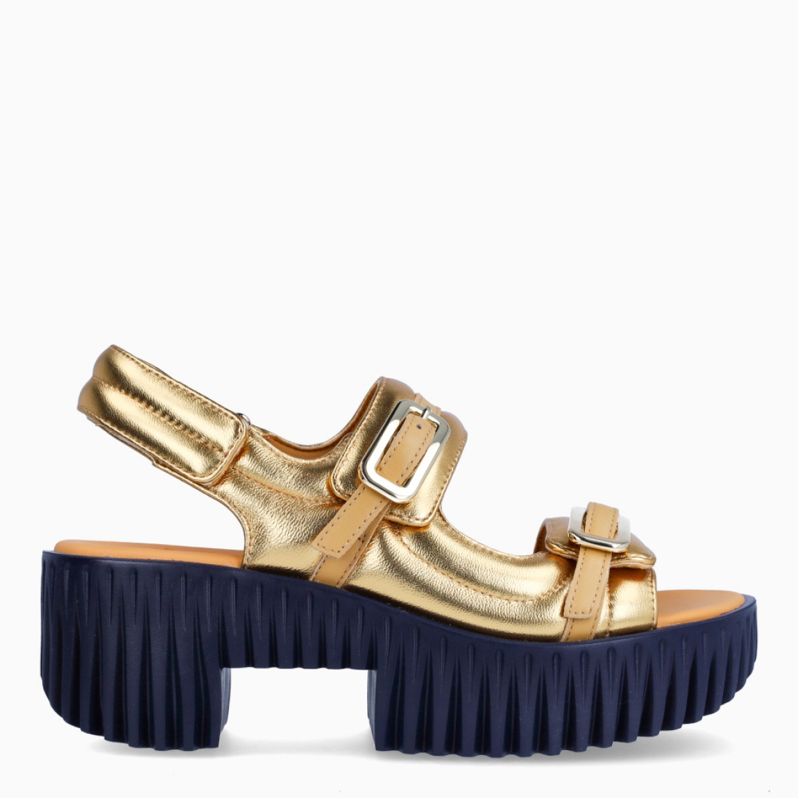 Sandalias de la marca 4CCCCEES, modelo PLIA KIKO. Elaboradas en piel de alta calidad color oro con tiras acolchadas en la pala y tobillo. Además de detalles de hebilla en pala para ajuste. Interior en piel color beige. Cierre de las sandalias con velcro. Suela con efecto dentada y tacón de 7cm de altura. Estas sandalias 4CCCCEES PLIA KIKO son un complemento ideal para esta temporada!