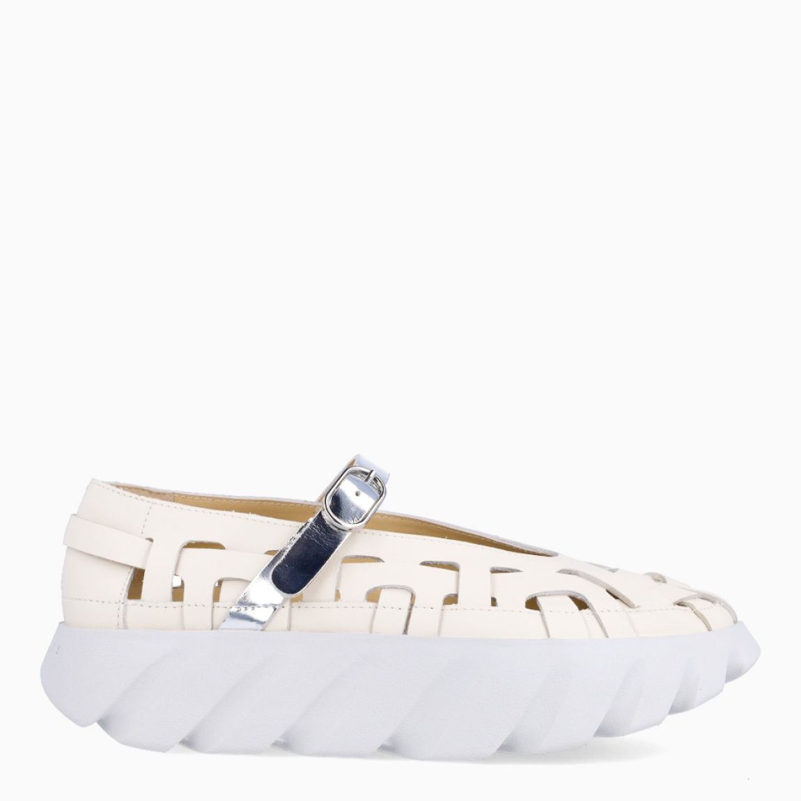 Merceditas de la marca 4CCCCEES, modelo TURA BALLET. Exterior piel trenzada color hielo. Interior en piel color beige. Cierre con hebilla en pala de color plateado. Suela dentada con plataforma con 4cm de altura. Estas merceditas 4CCCCEES TURA BALLET tienen un diseño divertido que le dará personalidad a tus looks de temporada. y sobre todo te garantizarán la máxima comodidad.