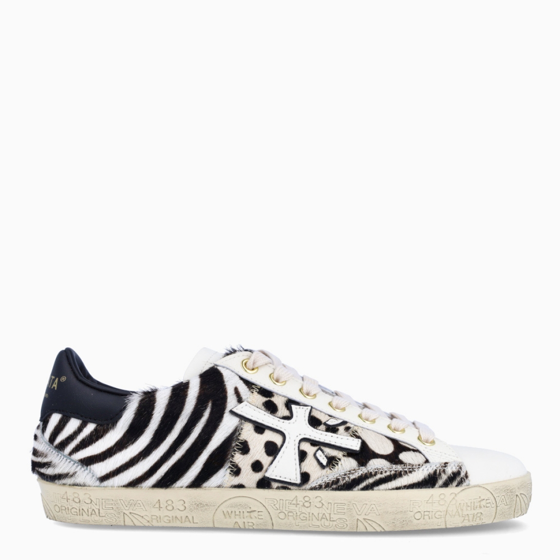 Deportivas de la marca Premiata, modelo STEVEND. Exterior de las deportivas en piel color blanco con detalle de animal print de cebra. Logo de color blanco. Interior de las deportivas en piel color negro. Cierre de las deportivas con cordones blancos. Deportivas Premiata Stevend tienen el diseño perfecto para temporada, no puede faltar este modelo clásico en tu armario!