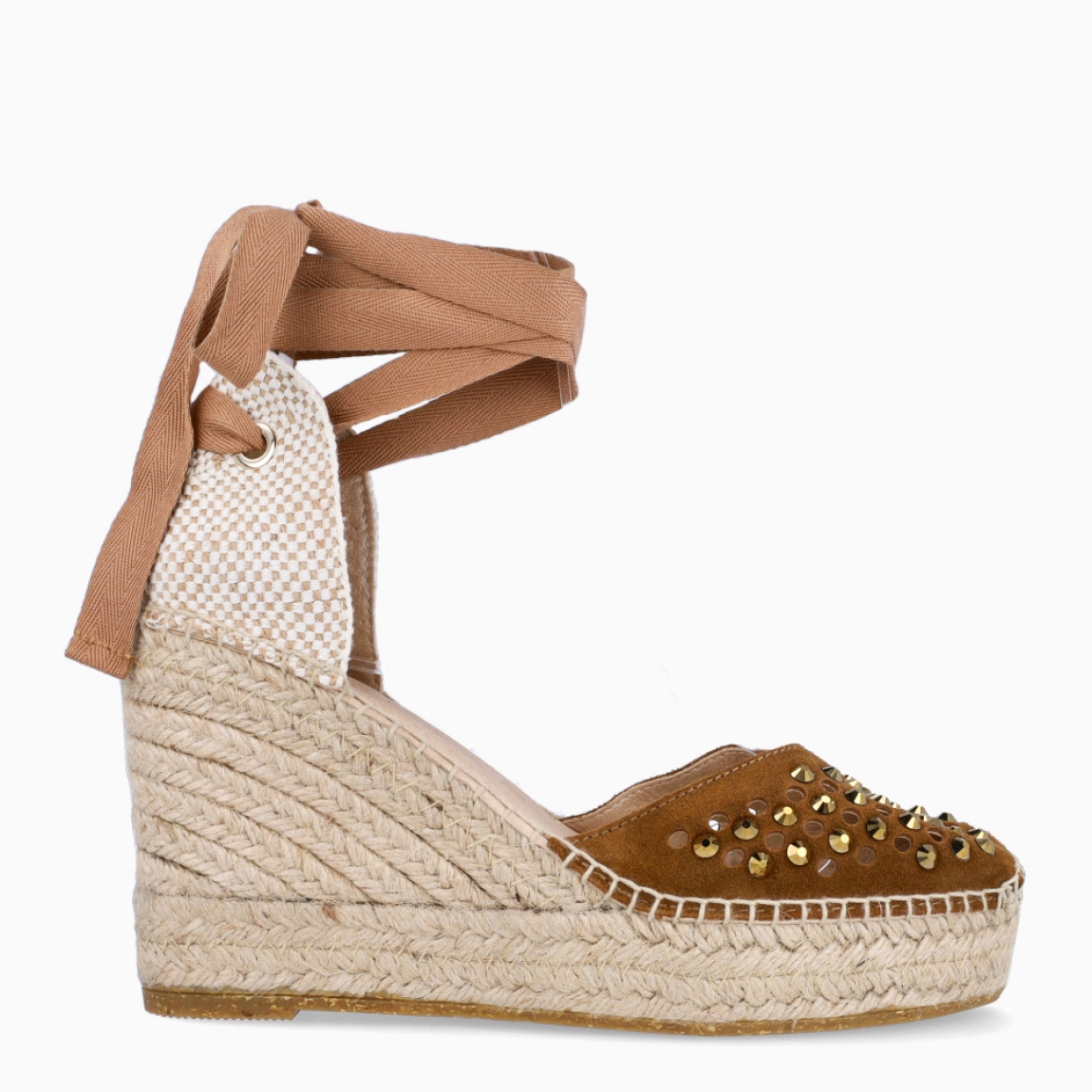 Alpargatas de la marca Alhamas, modelo ROMERO CUÑA 10cm. Elaboradas en piel color cuero con detalle de brillantes en pala. Interior en piel color nude. Cierre de alpargatas Alhamas con cintas al tono y suela con cuña de 10m de altura. Estas alpargatas Alhamas ROMERO C10 son un complemento ideal de comodidad y estilo para tus looks de temporada!