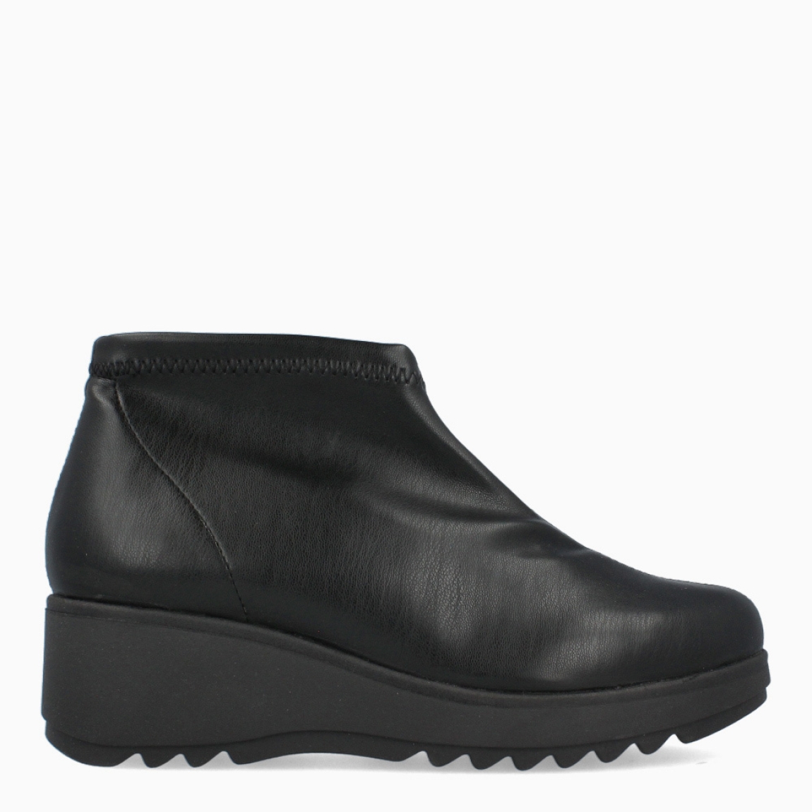 Abotinado de la marca Itse, modelo DELIA. Exterior e interior en piel color negro. Abotinado con cuña de 4cm de altura. Estos abotinados Itse DELIA son un complemento ideal para tus looks de temporada, podrás combinarlo con todas tus prendas y disfrutar de una comodidad máxima!