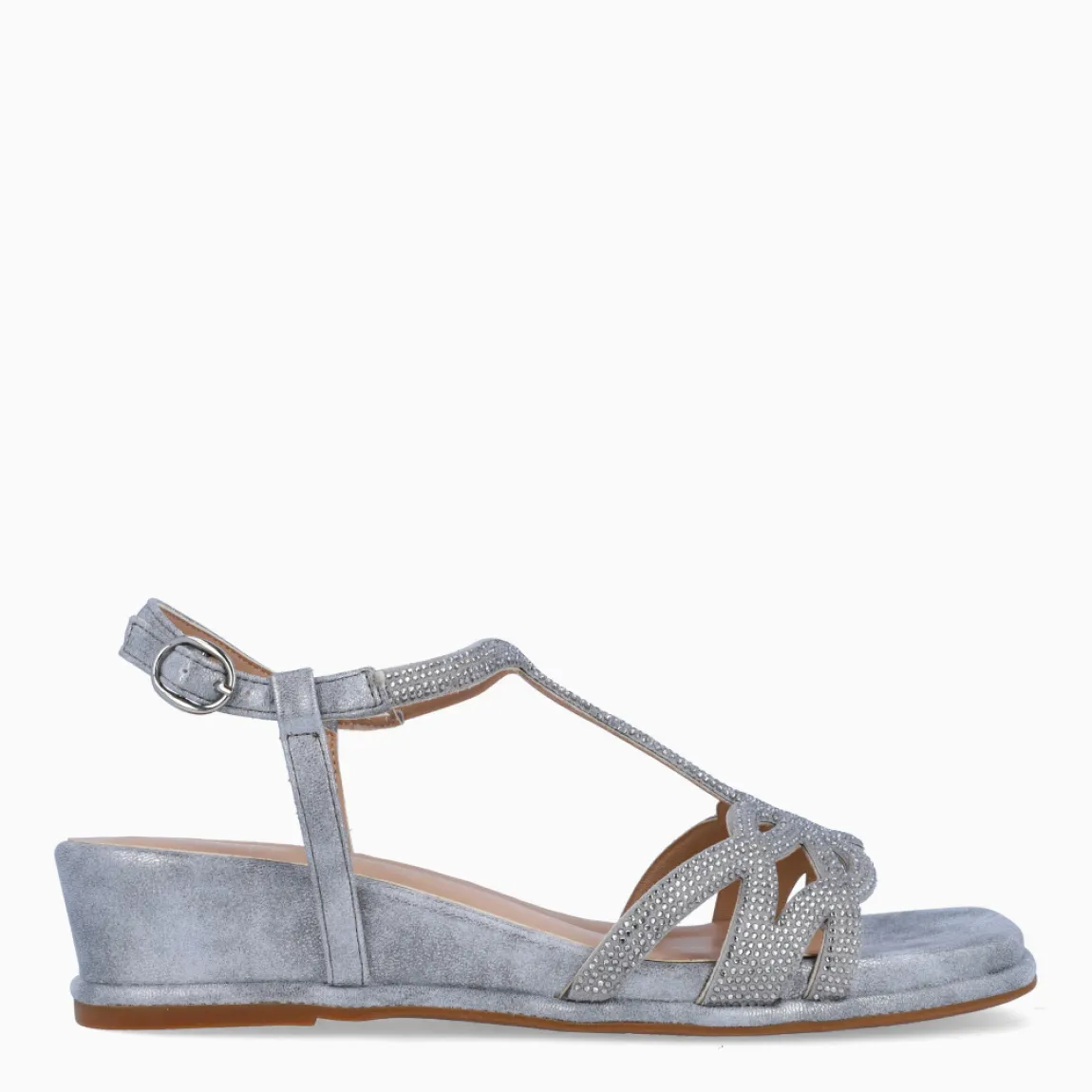 Sandalias de la marca Alma en Pena, modelo MINEA. Exterior de las sandalias en piel color plata con tiras en brillantes. Cierre de las sandalias con hebilla en el tobillo y cuña de 3cm de altura. Estas sandalias Alma en Pena MINEA son un complemento que le aportará estilo y comodidad a tus looks de temporada.