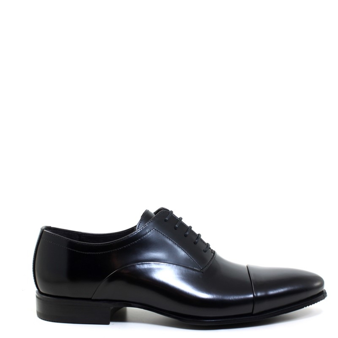 Zapatos de vestir de la marca Sergio Serrano modelo Ingles Antick. Exterior fabricado artesanalmente en piel florentic de color negro. Punta remarcada. cierre con cordones. Interior forrado de piel. Suela de goma. Ideal para ceremonias y eventos especiales.