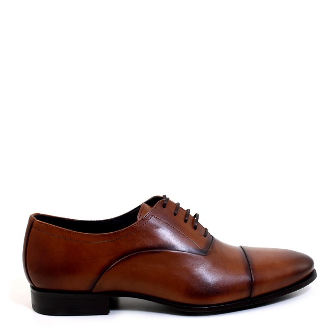 Blucher clásico de la marca Sergio Serrano modelo Ingles Antick. Exterior del blucher de piel de color cuero. Interior del blucher de piel de color marrón. Cierre del blucher con cordones. Blucher con suela de goma y tacón bajo de 2 cm.
