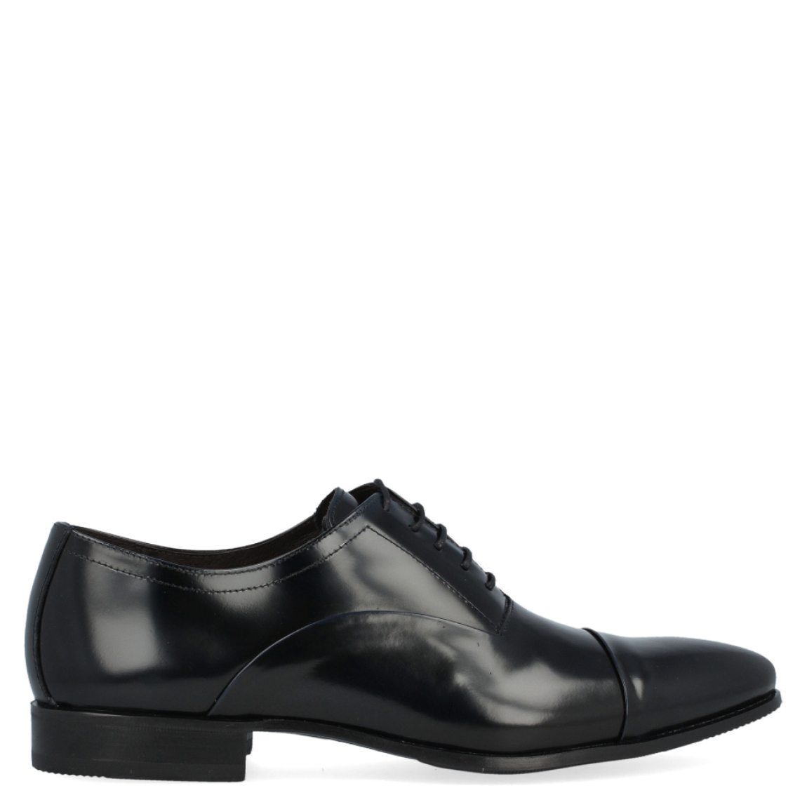 Blucher clásico de la marca Sergio Serrano modelo Ingles Antick. Exterior del blucher de piel de color marino. Interior del blucher de piel de color marrón. Cierre del blucher con cordones. Blucher con suela de goma y tacón bajo de 2 cm.