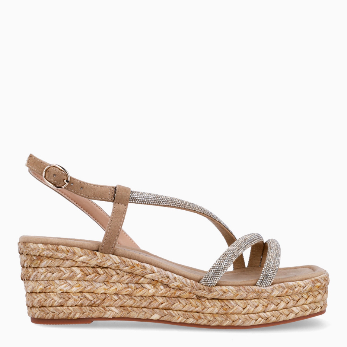 Sandalias de la marca Alma en Pena, modelo MICAELA. Exterior de las sandalias en ante color camel con tiras brillantes. Interior de las sandalias en ante color camel. Cierre de las sandalias Alma en Pena con hebilla y cuña trenzada de 6cm de altura. Estas sandalias Alma en Pena MICAELA tienen el diseño y elegancia que necesitas para destacar tus looks de temporada. No te pueden faltar en el armario.