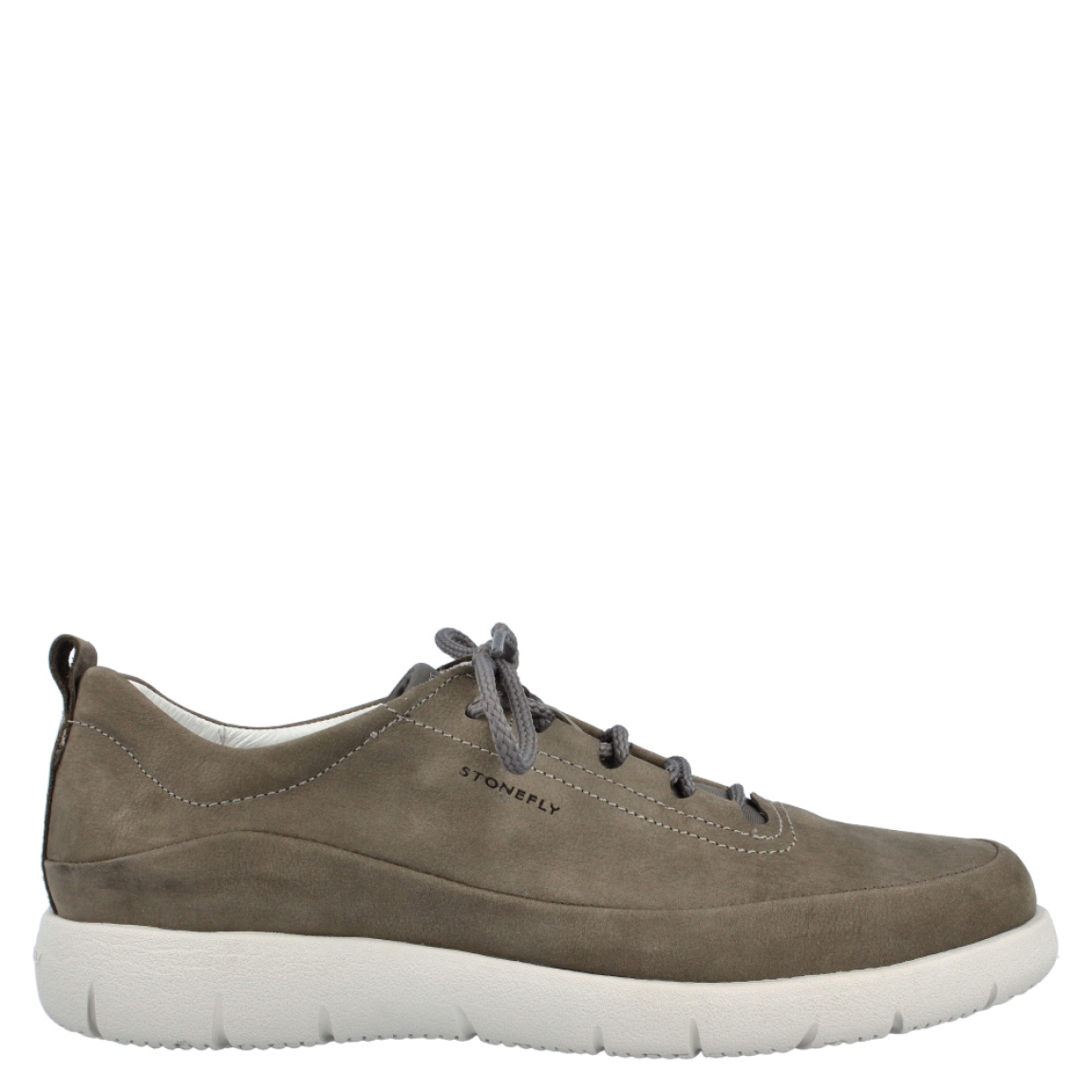 Blucher de la marca Stonefly, modelo Stream. Exterior en piel nobuc de color gris oscuro. Lengüeta de licra. Interior en piel y textil de color blanco y gris claro. Cierre con cordones. Suela de goma de 3 cm. Plantilla acolchada. La tecnologia Blusoft ofrece pasos suaves y ligeros, con un nivel ingualable de comodidad y amortiguación. Zapato casual para todos los días.