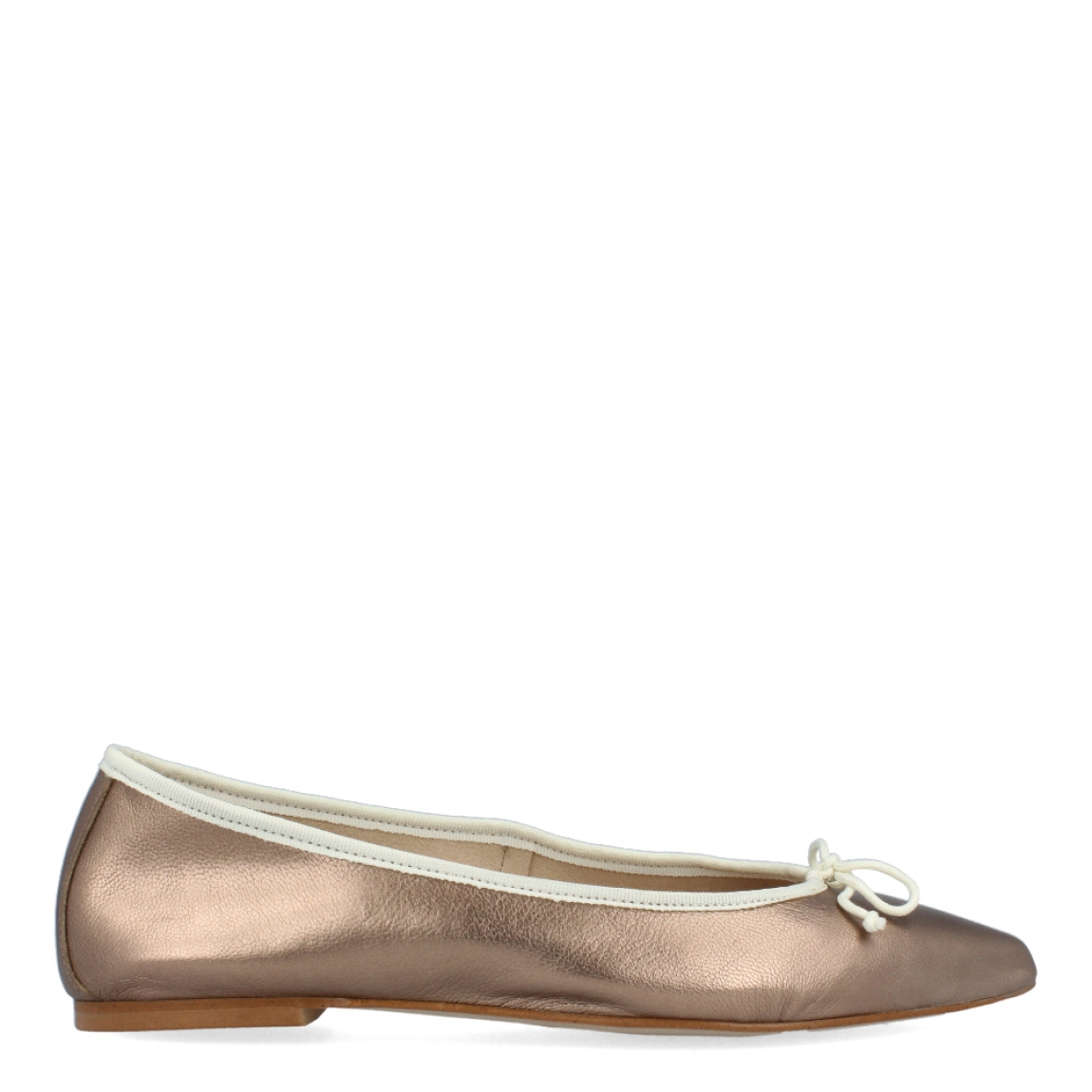 Bailarinas de la marca Itse, modelo MOIRA. Exterior de las bailarinas en piel color nude brillante con lazo en la pala. Interior de las bailarinas en piel color nude. Bailarinas con suela plana. Estas bailarinas Itse MOIRA son el complemento ideal para armar tus looks de temporada.