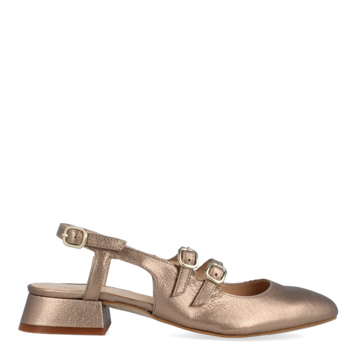 Merceditas de la marca Itse, modelo DORI. Exterior de las merceditas en piel color nude brillante con punta redonda. Interior de las merceditas en piel color beig. Cierre de las merceditas Itse con triple hebilla, dos en la pala y una en el talón. Merceditas con tacón de 2cm de altura. Estas merceditas Itse DORI son unas clásicas de temporada, te ayudará a realzar tu look con una comodidad máxima.
