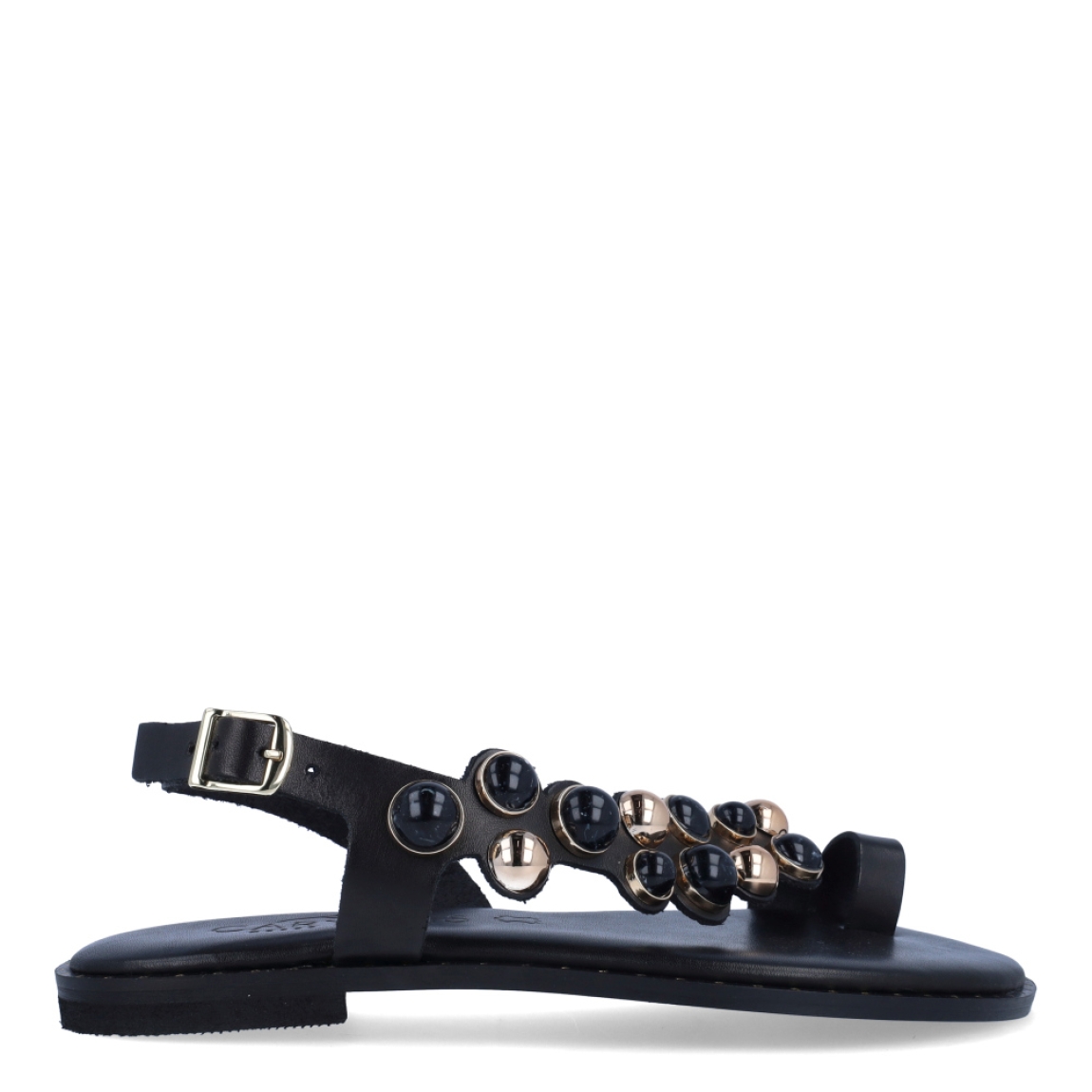 Esclavas de la marca Caryatis, modelo SENDRA. Exterior de las esclavas en piel color negro con adornos en piedrería. Cierre de las esclavas con hebilla y suela plana. Estas esclavas Caryatis SENDRA es un producto de alta calidad, pensado en la comodidad y elegancia. No puede faltar en tu armario de temporada.