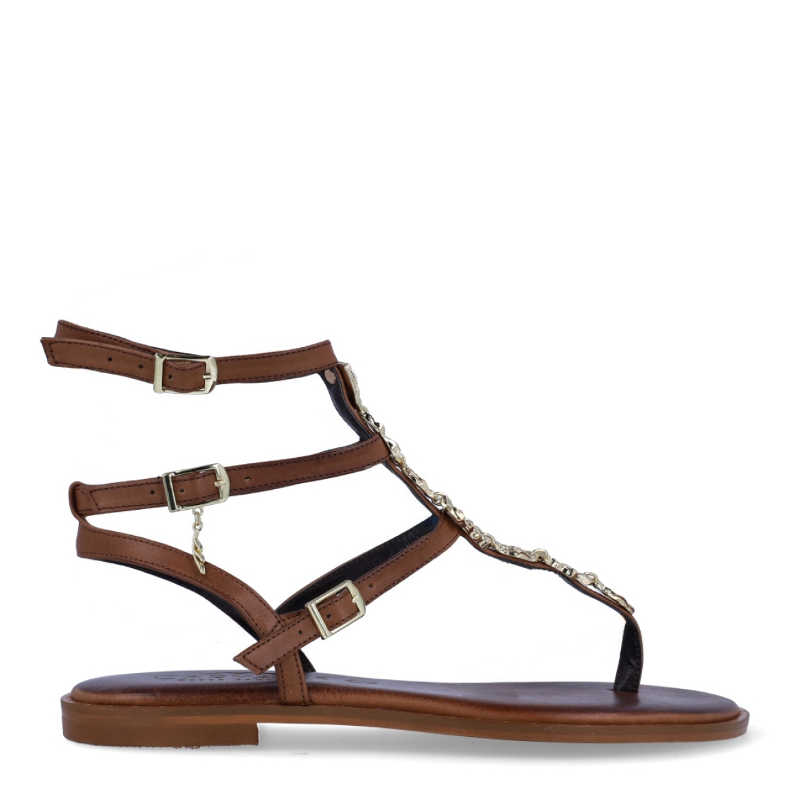 Esclavas de la marca Caryatis, modelo BEATRIZ. Exterior de las sandalias en piel color marrón con detalles en metal dorado en la pala. Cierre de las sandalias con triple hebilla. Estas sandalias Caryatis BEATRIZ, tiene un estilo elegante e innovador, que te hará crear diferentes looks elegantes y originales. No puede faltar en tu armario de temporada.