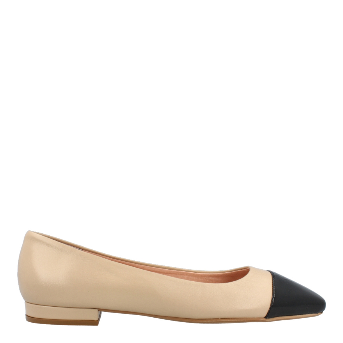 Bailarinas de la marca Munné, modelo SELENA. Exterior de las bailarinas de piel de color beig con puntera cuadrada en charol negro tipo Chanel. Interior de las bailarinas de piel color beig. Recuerda que las bailarinas Munné Selena te dan un punto de moda para un outfit elegante y cómodo!