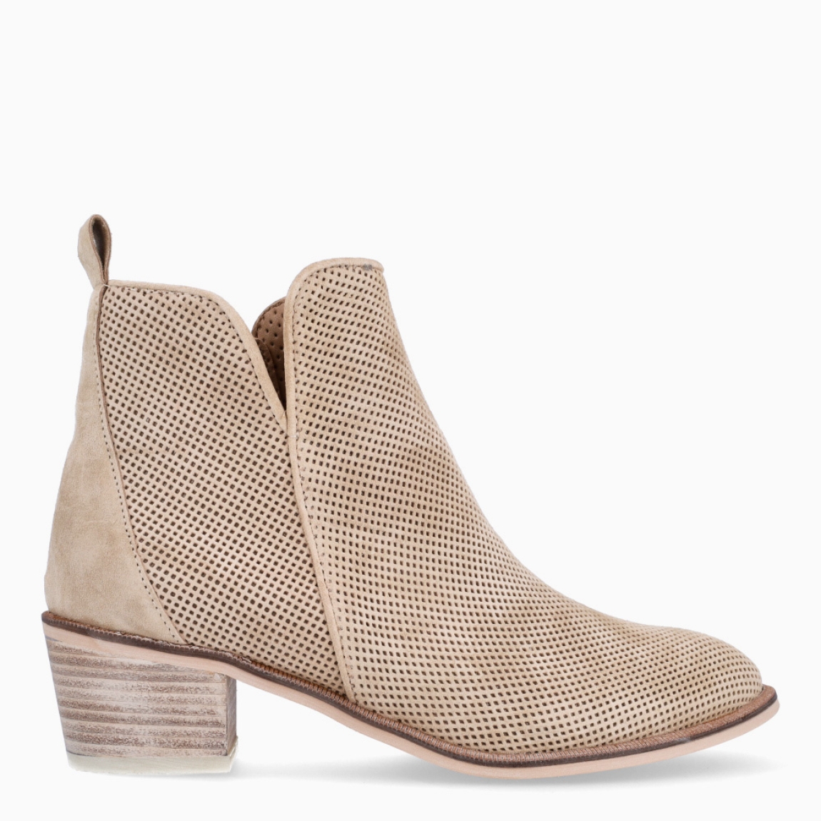 Botines de la marca Alpe, modelo HELLEN. Exterior en ante color beig con diseño troquelado. Interior en ante beig. Cierre con cremallera y un tacón de 2cm de altura. Estos botines Alpe HELLEN son unos clásicos, ideales en estilo y comodidad.