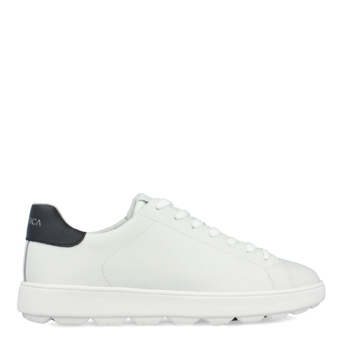 Deportivas de la marca Geox, modelo U45. Exterior de las deportivas en piel de color blanco. Interior de las deportivas en textil y ante color blanco con plantilla acolchada y extraíble. Cierre de las deportivas Geox con cordones. Deportivas con suela plana. Estas deportivas Geox U45 son unas clásicas que no te pueden faltar en tu armario. Tienen las comodidad perfecta que necesitas en tu día a día.