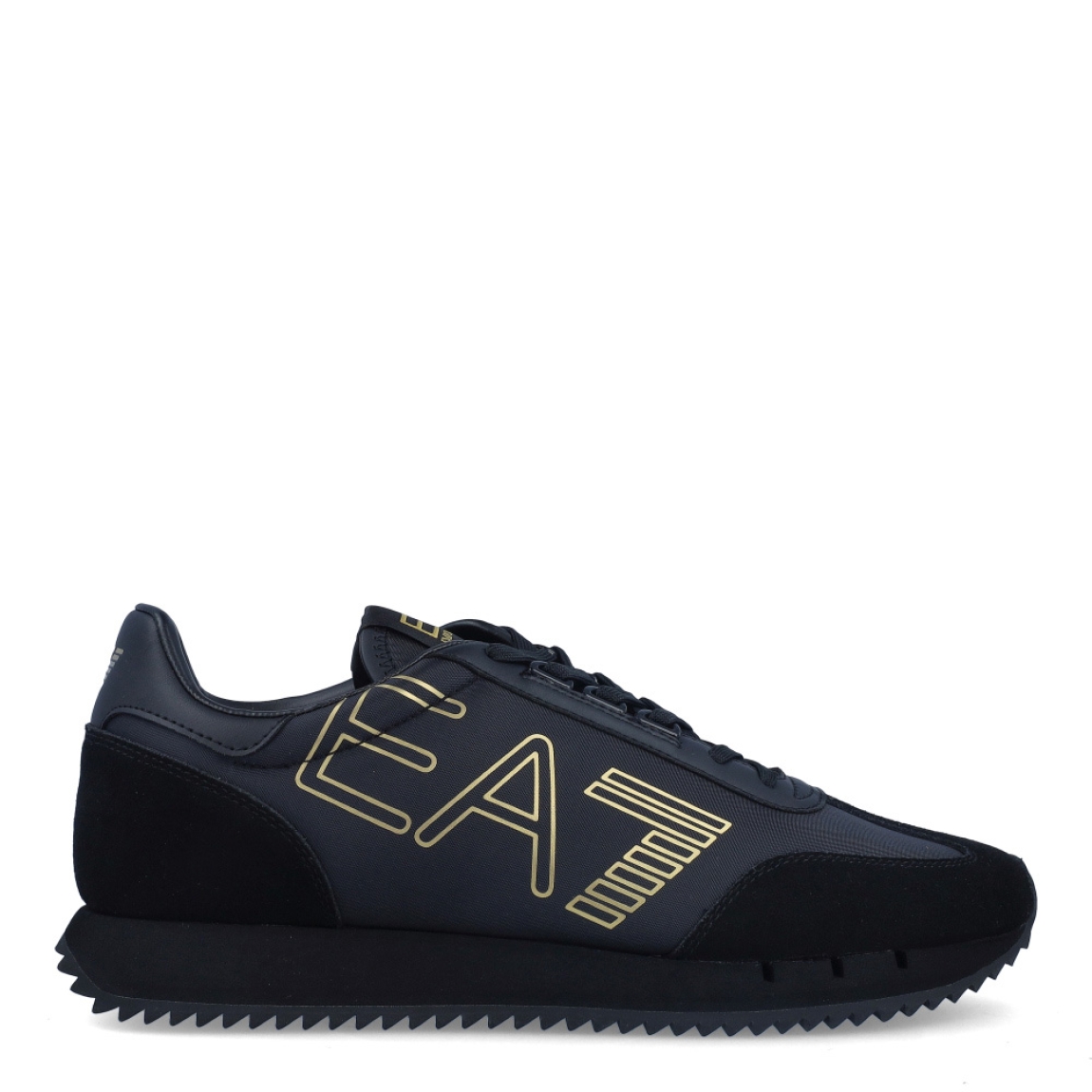 Deportivas de la marca Armani Exchange, modelo EA7. Exterior en piel color negro con detalles en color dorado. Interior en piel color negro, con plantilla acolchada y extraíble para máxima comodidad. Cierre de las deportivas con cordones. Deportivas con suela de goma plana. Estas deportivas Armani Exchange EA7 son un complemento ideal de comodidad y estilo para tu día a día.