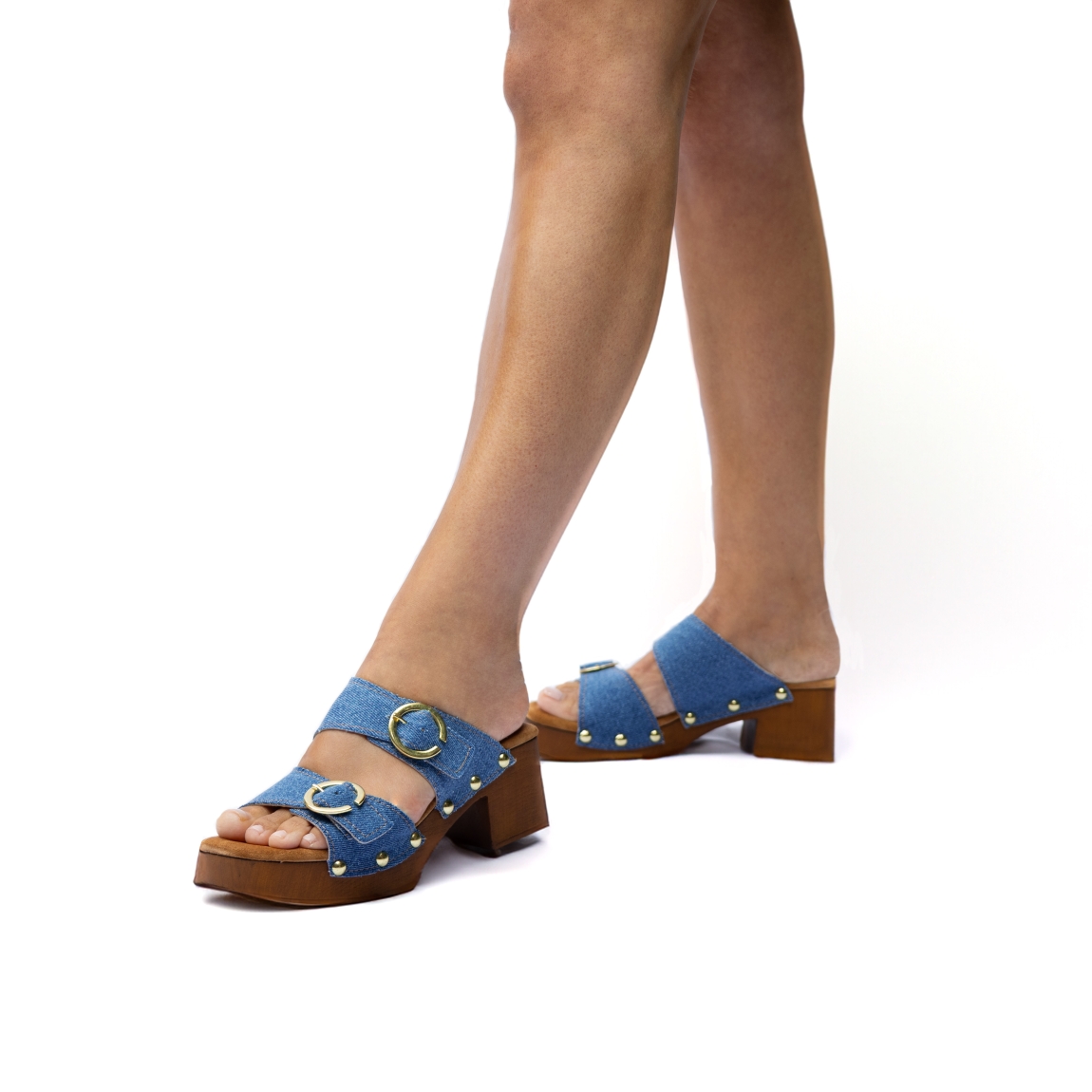 Sandalias de la marca Itse, modelo TEXA. Exterior de las sandalias en tejano color azul con detalle de tachas. Interior de las sandalias en ante color camel. Cierre de las sandalias con doble hebilla. Sandalias con tacón de 5cm de altura. Estas sandalias Itse TEXA tienen el estilo y la comodidad ideal para tus looks de temporada. No te puede faltar en el armario.
