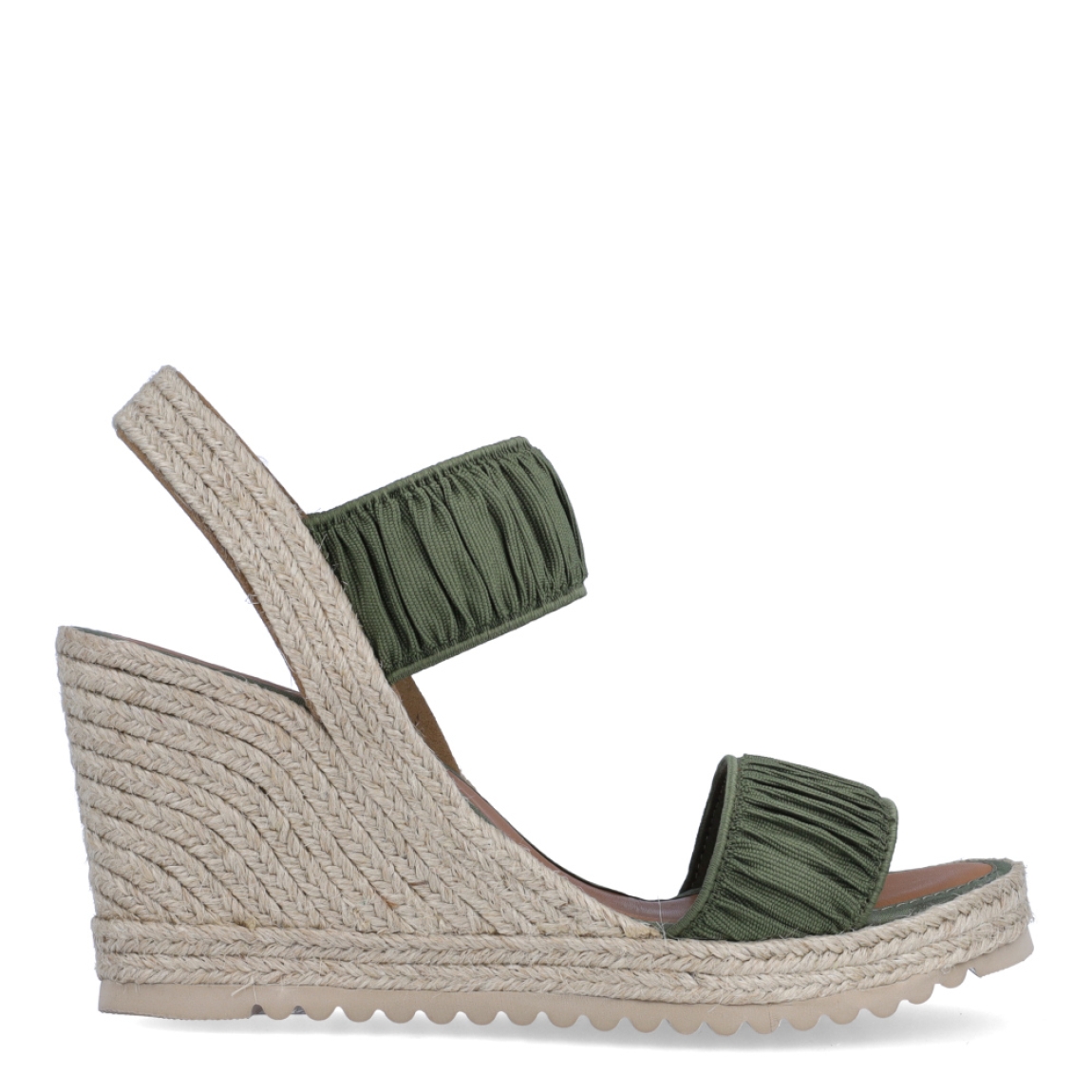 Alpargatas de la marca Casteller, modelo BLUMA. Exterior de las alpargatas en textil con efecto corrugado color verde. Interior de las alpargatas en piel color camel. Alpargatas con cuña de 8cm de altura. Estas alpargatas Casteller BLUMA son una tendencia de temporada. Gracias a su diseño, podrás estilizar tus looks con la máxima comodidad posible.