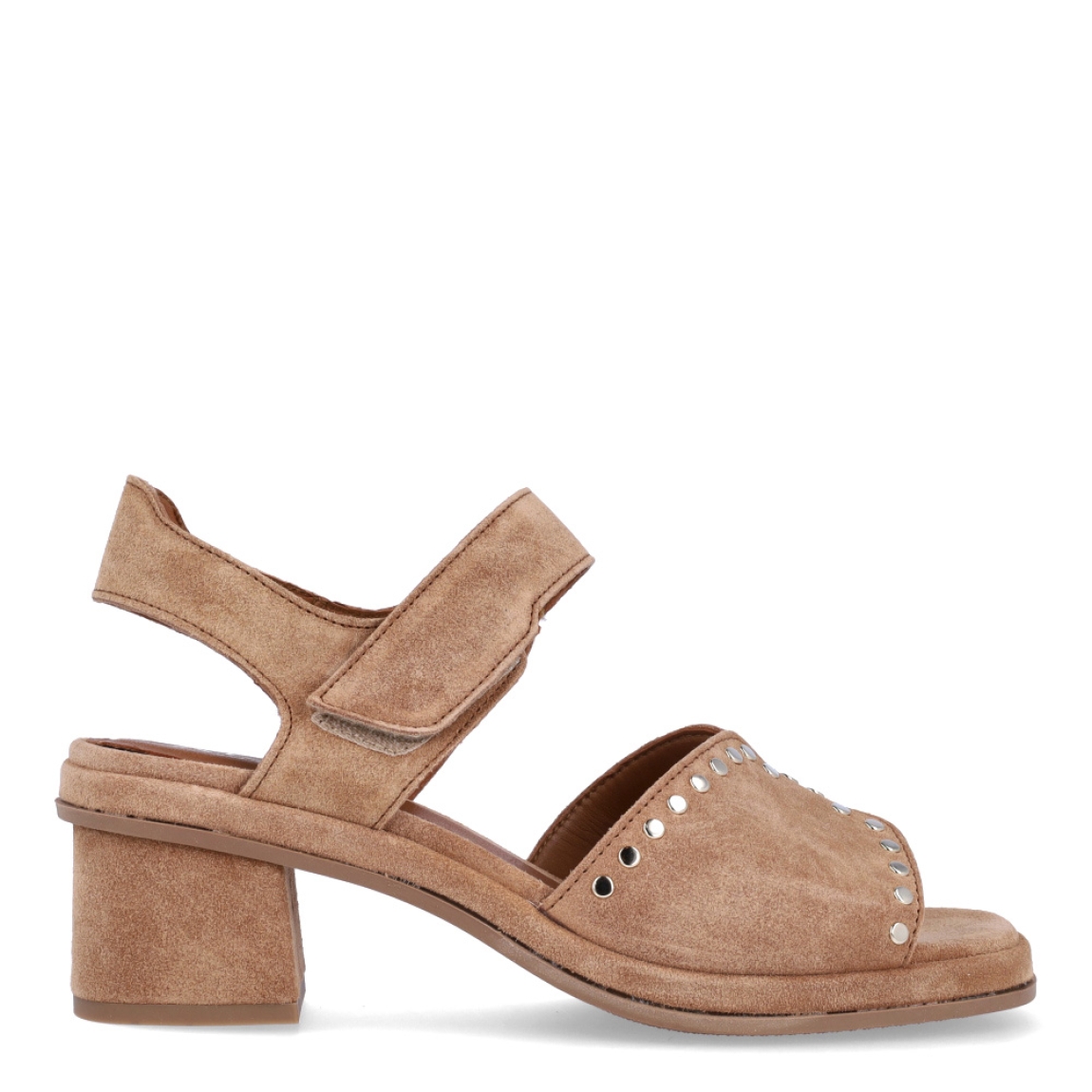 Sandalias de la marca ALPE, modelo SENA. Fabricado en piel (baby silk) de color marrón con detalle de tachuelas en pala. Cierre con velcro. Sandalias con tacón de 5 cm, suela antideslizante y puntera cuadrada, con cierre mediante autoadherente . Estas sandalias Alpe SENA son ideales para llevarlas con diferentes looks esta temporada!