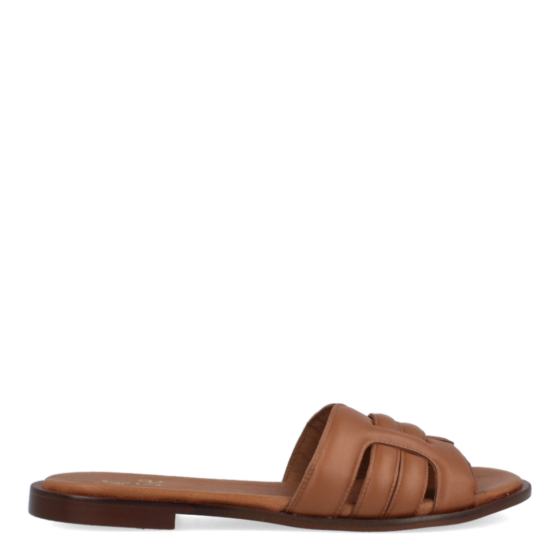 Chanclas de la marca Itse, modelo CORINA. Exterior de las chanclas en piel color marrón con pala Hermes. Interior de las chanclas en piel colro camel. Chanclas Itse con suela plana de goma. Estas chanclas Itse CORINA son un complemento básico para tus looks de temporada. No te puede faltar en el armario.