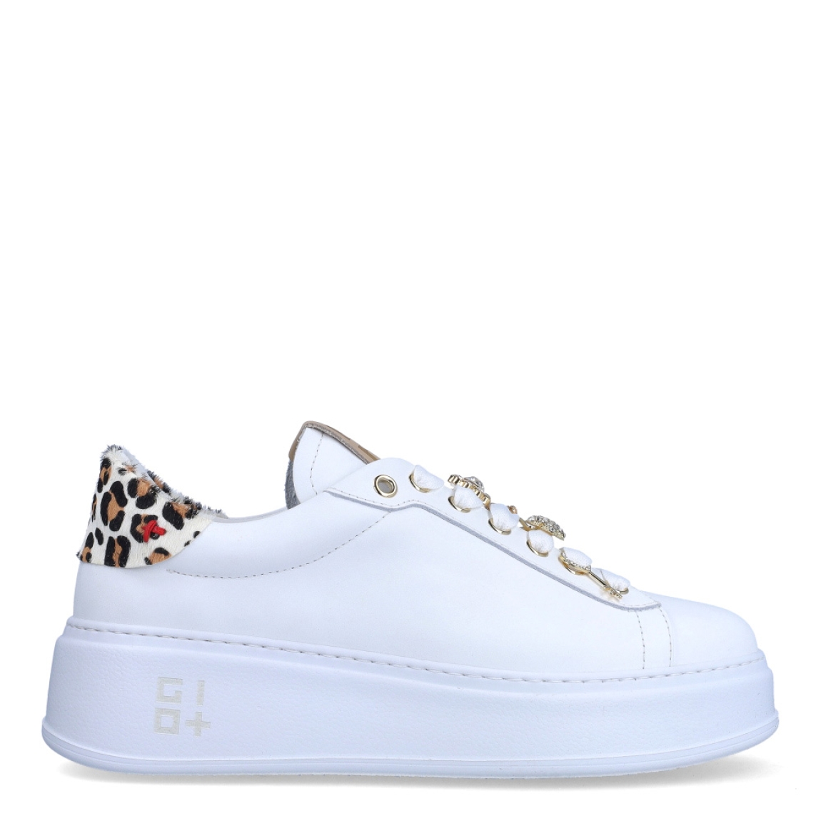 Deportivas de la marca GIO+, modelo PIA. Exterior de las deportivas en piel color blanco con detalle en animal print en la parte del talón. Interior de las deportivasne en piel color blanco con plantilla acolchada y extraíble. Cierre de las deportivas con cordones blancos y adornos de candado con piedrería brillante en la parte de la pala. Deportivas GIO+ con cuña de 4cm de altura. Estas deportivas GIO+ PIA son unas clásicas que no te pueden faltar en el armario de temporada. Podrás crear diferentes looks, con estillo y comodidad asegurada.