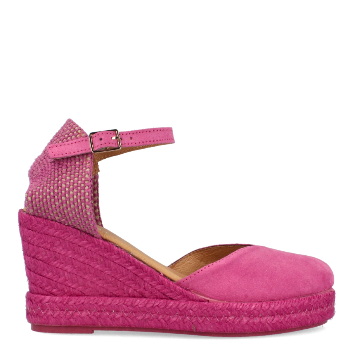 Alpargatas de la marca Itse, modelo CANDE. Exterior de las alpargatas en ante color fucsia. Interior de las alpargatas en piel color beig. Cierre de las alpargatas Itse con hebilla y cuña de 7cm de altura. Estas alpargatas Itse CANDE son unas clásicas para esta temporada, con un color y diseño que te hará crear looks divertidos y cómodos a la vez. No te puede faltar en el armario.