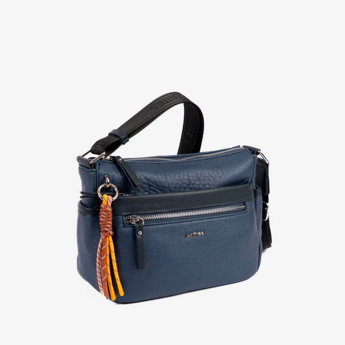 Bolso de la marca Matties, modelo TAMA. Elaborado con polipiel de alta calidad, con un acabado fiel a la piel natural color azul marino. Bolsillos estratégicamente ubicados para llevarlo todo organizado. Interior forrado en textil suave al tacto. Tamaño mediano, ideal para el día a día. Medidas: alto 16cm y ancho 22cm.