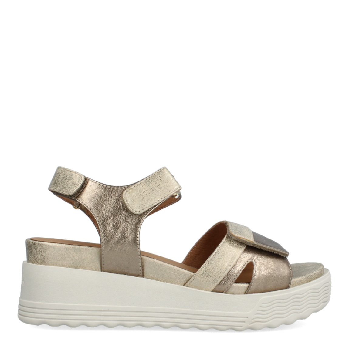 Sandalias de la marca Stonefly, modelo LUA. Sandalias elaboradas en piel color platino. Cierre con triple velcro, en pala, empeine y talón. Sandalias Stonefly con cuña de 6cm de altura. Estas sandalias Stonefly LUA son un complemento clásico, que ofrece una comodidad máxima a donde vayas esta temporada.