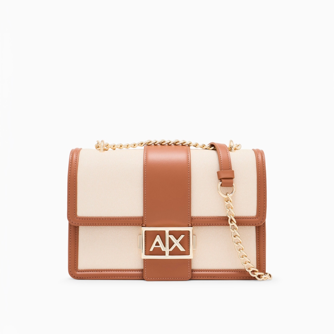 Elegante y discreto bolso de la marca Armani Exchange, modelo SOFFIE. Elaborado en ecopiel de alta calidad color cuero. Este bolso bandolera encarna la sofisticación discreta. Su silueta limpia y compacta, confeccionada en suave piel 